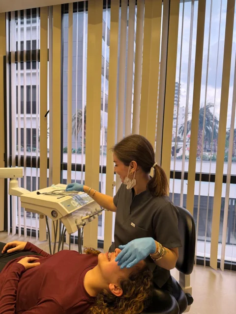 Şeffaf Plak Mı? Diş Teli mi?